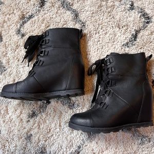 Universal Thread Wedge Boots
